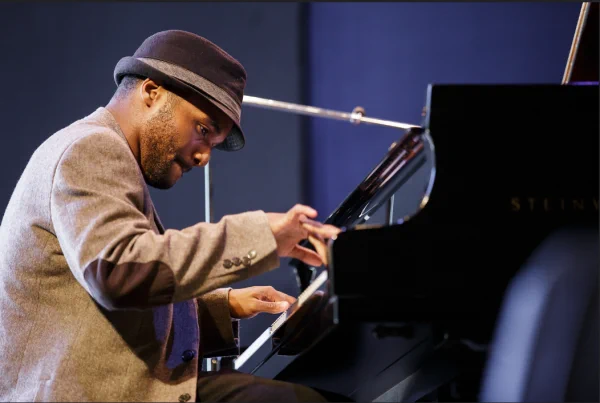 Sullivan Fortner zesvětlit